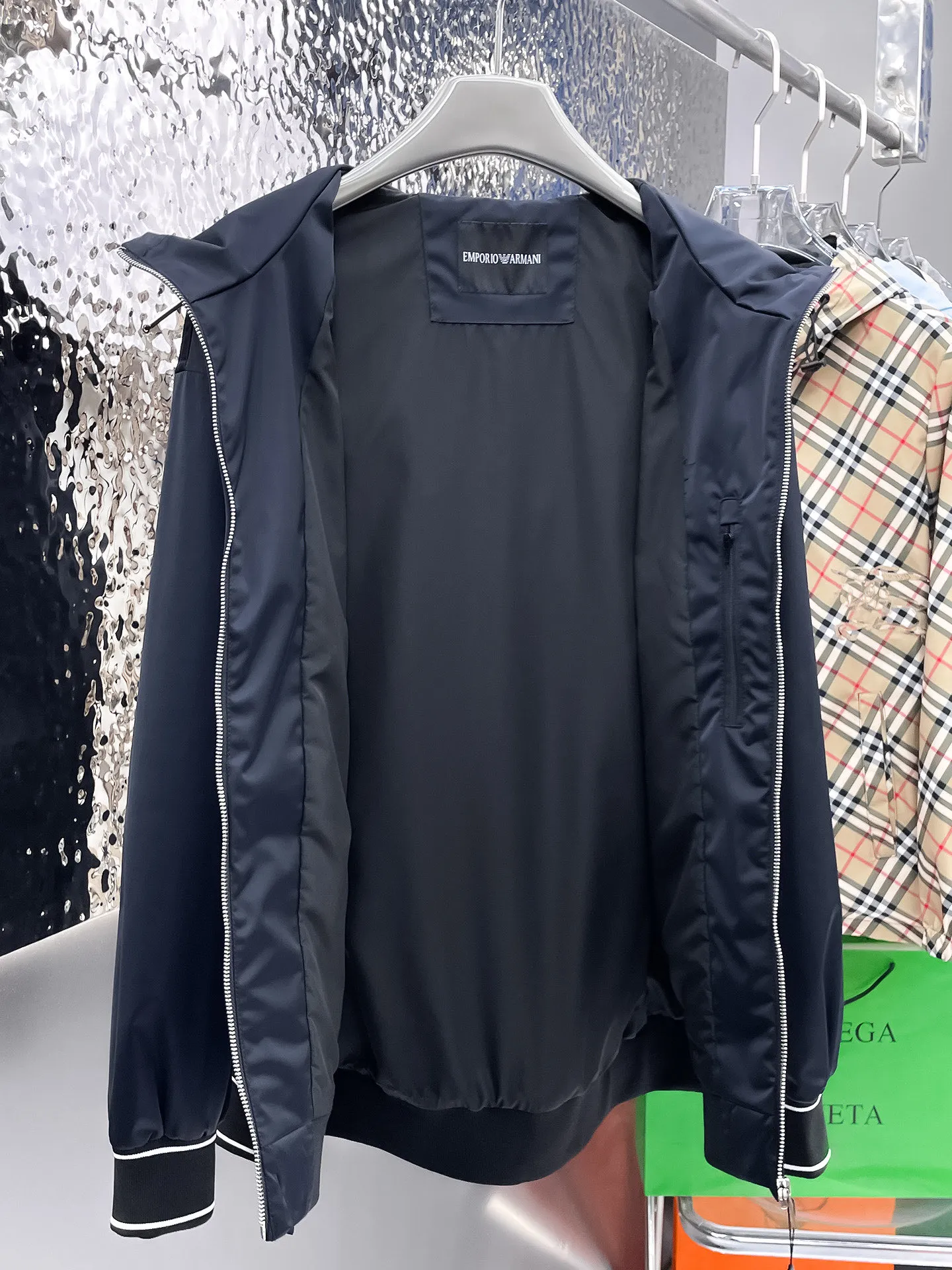 Armani official website Same Style, complete with three labels, on sale in advance! 2026 Autumn and Winter New Arrival men's jacket, Original three-label premium version! The custom-made fabric Breathable in the counter has high comfort, impeccable details, and brand element design concept, reflecting high quality. It feels delicate and soft! It presents a casual cut and the upper body shape is great! Sizes: M～3XL
